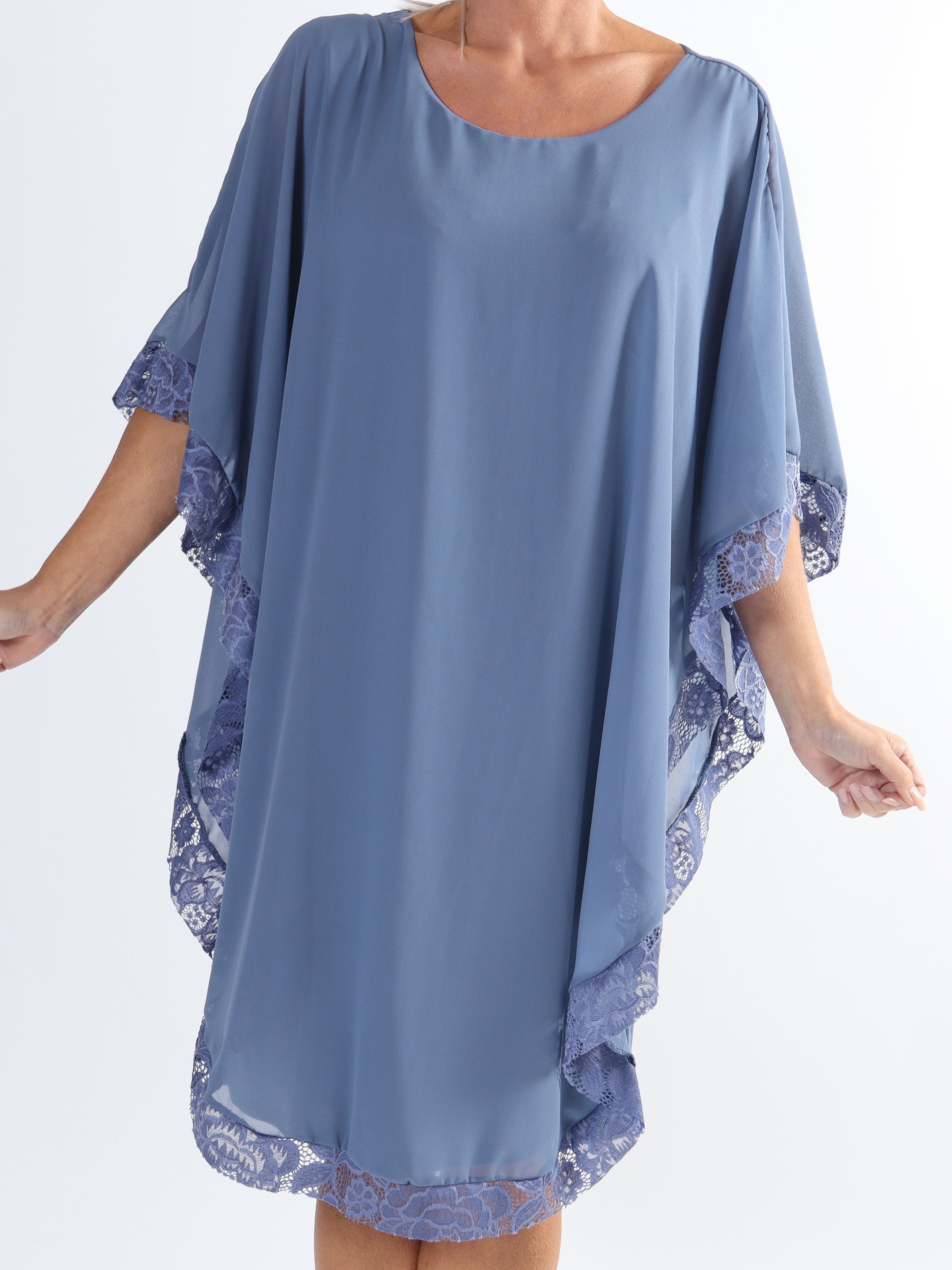 Kenya Edge - Plus size tunikaklänning med chiffonglager och spetskant